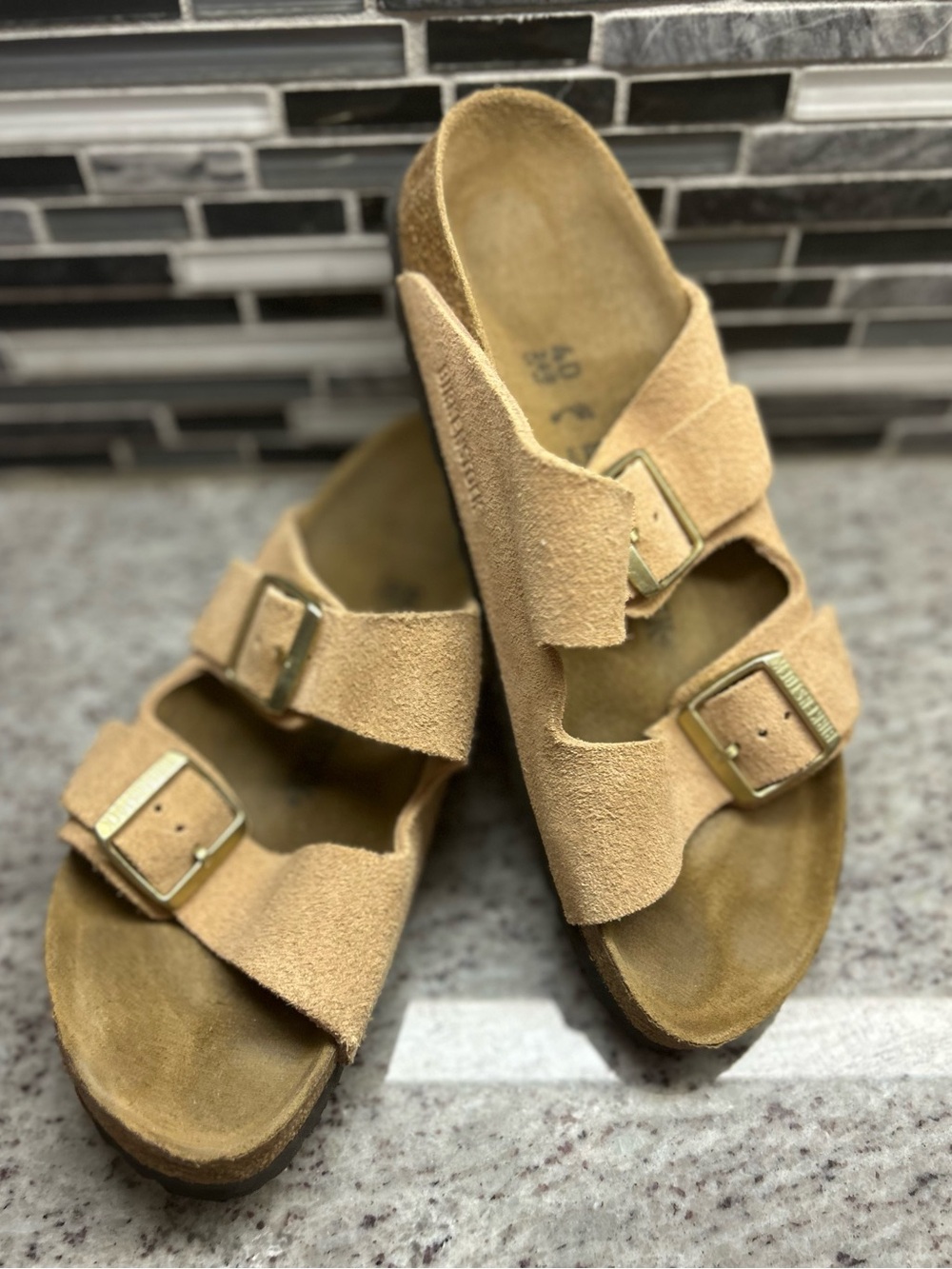 Birkenstock Arizona Suede Double Buckle Sandals in Tan womens size 9, mens size7